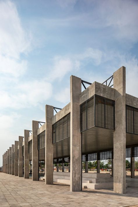 Quintanilla Arquitectos completes shaded sports complex in Mexican town Mexican Town, Steel Architecture, Concrete Posts, Steel Trusses, Thermal Comfort, Sports Complex, Concrete Structure, Structure Architecture, Site Plan