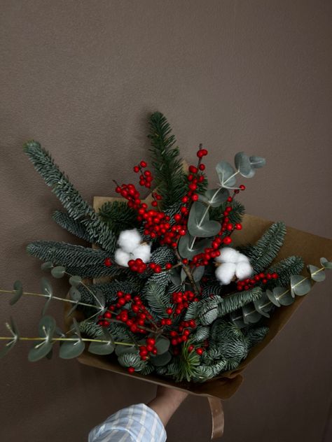 Christmas Flowers Bouquet, Winter Flowers Aesthetic, Xmas Flowers, Holiday Bouquet, Christmas Vases, Christmas Bouquet, Christmas Prep, Christmas Flower Arrangements, Winter Bouquet