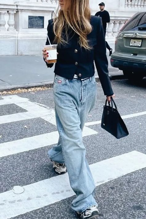 8 Effortlessly Chic Everyday Outfit Ideas | Wardrobe Icons Parisian Chic Outfits, Rok Midi, Sandal Tali, Chanel Style Jacket, Mode Boho, Mode Casual, Everyday Outfit, Mode Inspo, Looks Chic