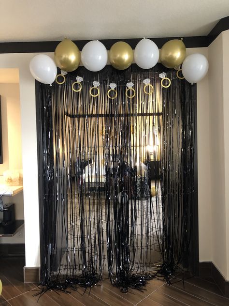 Photo backdrop Groom Shower Ideas Decorations, Bachelorette Cake Ideas Classy, Bachelorette Party Ideas Classy, Ideas For Bachelor Party, Bachelor Night, Bride To Be Decorations, Bachelorette Balloons, Classy Bachelorette Party, Bachelorette Cake