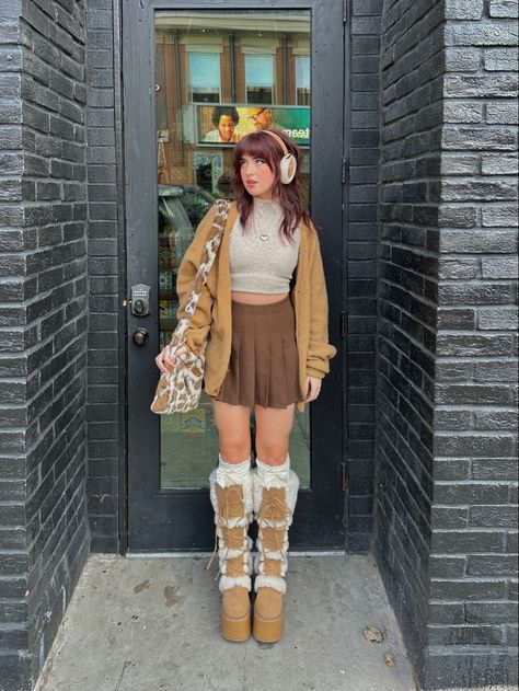 Brown Mini Skirt Outfit, Demonia Camel 311, Boots Winter Outfit, Layered Winter Outfits, Outfit Brown, Brown Mini Skirt, Y2k Mini Skirt, Bratz Inspired Outfits, Cold Outfits