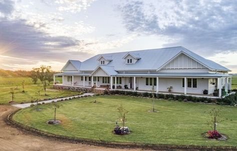 Farmhouse Australian Country Homes, Australian Country Home Exterior, Modern Australian Farmhouse, Country Home Australian, Queenslander Homes Exterior, Acreage Homes, Australian Country Houses, Weatherboard Exterior, Country House Exterior