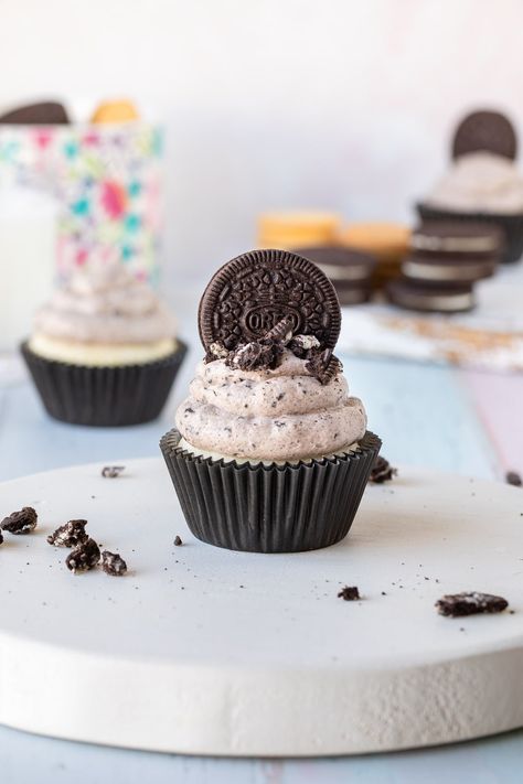 Oreo Buttercream Frosting, also knows as Cookies and Cream Frosting, is an American buttercream frosting made with Oreos or other sandwich cream cookies! It’s a delicious frosting for cakes and cupcakes, and it can be make in less than 15 minutes so try it on your favorite dessert today! Homemade White Cakes, Cookies And Cream Frosting, Cookie And Cream Cupcakes, Oreo Frosting, Peanut Butter Cream, Oreo Buttercream, Peanut Butter Cupcakes, Cream Cupcakes, Cream Candy