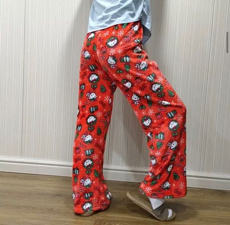 Christmas hello kitty pjamas, super cozy perfect for winter. So comfy and fluffy Kids Rain Gear, Christmas Sanrio, Christmas Hello Kitty, Toddler Fancy Dress, Baby Christening Outfit, Toddler Winter Boots, Womens Flannel Pajamas, Kids Dress Shoes, Toddler Sun Hat