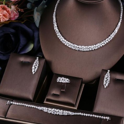 Crystal Wedding Necklace, Wedding Jewelry Sets Bridal Jewellery, Bride Jewelry Set, Wedding Party Accessories, Diamond Jewelry Set, Indian Bridal Jewelry Sets, Diamond Necklace Designs, Jewelry Set Design, Diamond Jewelry Designs