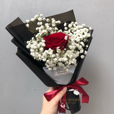 Small Rose Bouquet Aesthetic, Flower For Birthday Gift, Small Bouquet For Men, Small Flower Bouquet Ideas, Flower Bookey Ideas, Flowers For Men Boyfriends, Valentine Flowers Ideas, Single Red Rose Bouquet, Birthday Bouquet For Him