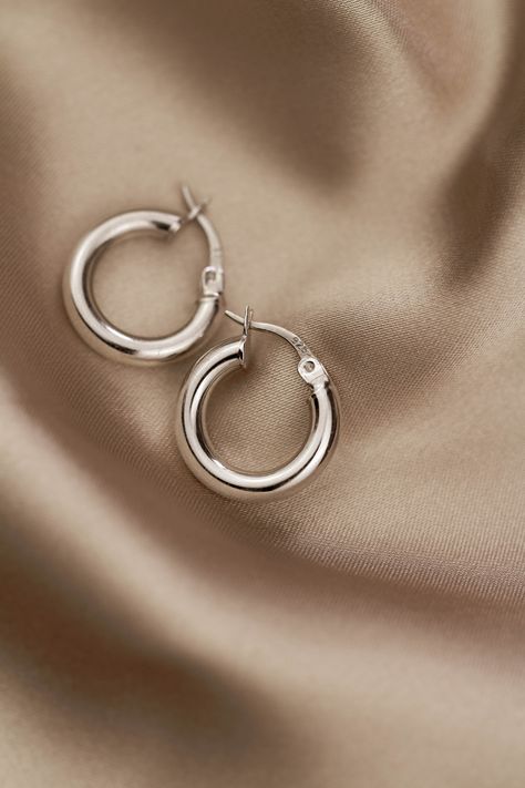 Silver Assesories, Earrings Silver Hoops, Jewellery Silver Aesthetic, Earings Aesthetics Silver, Minimal Jewelry Silver, Casual Earrings Simple, Hoops Silver, Silver Earrings Aesthetic Simple, Simple Earrings Silver