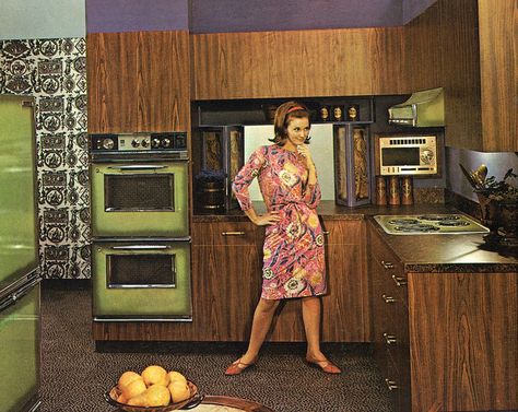 1965 GE by SportSuburban, via Flickr I WOULD LOVE TO GET MY KITCHEN BACK TO THIS!(MY KITCHEN IS MARIGOLD, WISH IT WAS AVACATO) Green Kitchen Appliances, Kitchen Color Trends, Green Appliances, 1960s Kitchen, 70s Kitchen, 1970s Kitchen, 70s Interior, Living Tv, Glamour Vintage