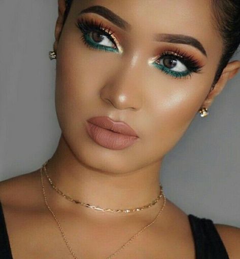 Green And Grey Makeup, Makeup For Olive Green Outfit, Emerald Green Dress Makeup Ideas Brown Eyes, Green Eyeliner Makeup Looks, August Makeup, Under Eye Makeup, Green Makeup, Makijaż Smokey Eye, Makeup Eye Looks