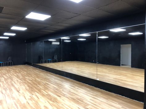 Dance Studio Room Ideas, Dance Practice Room Design, Garage Dance Studio Ideas, Dancing Room Design, Dance Studio Mirrors, Dancer Room Ideas, Dance Classroom Decorations, Jyp Dance Practice Room, Jyp Entertainment Dance Studio