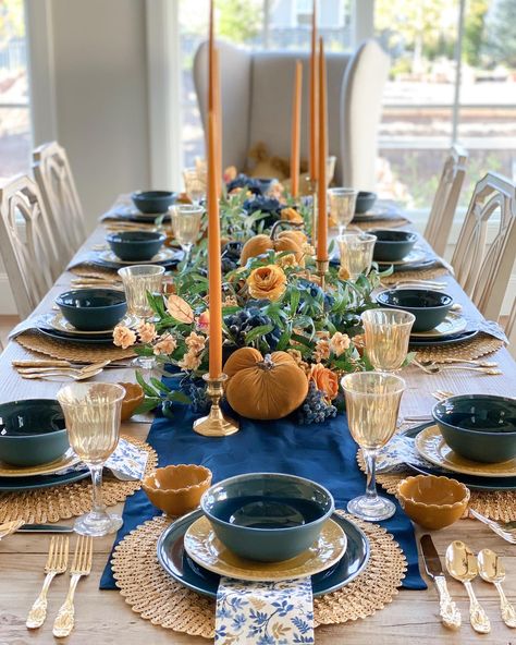 Blue Thanksgiving Table, Blue Thanksgiving, Blue Fall Decor, Autumn Dining, Tafel Decor, Tablescape Inspiration, Fall Table Settings, Fall Thanksgiving Decor, Thanksgiving Table Settings