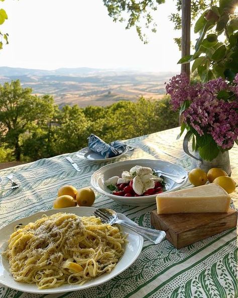 Italian Summer Vacation, Good Italian Food, Foods In Italy, Pasta In Italy Aesthetic, Fresh Pasta Aesthetic, Food From Italy, Italian Food In Italy, Freshness Aesthetic, Italy Pasta Aesthetic