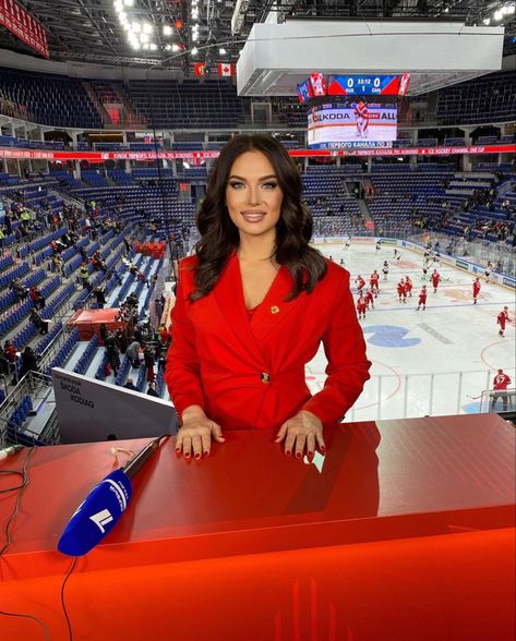 Female Sports Reporters, News Caster Outfit, Tv News Reporter Aesthetic, Sports Commentator Aesthetic, Tv Host Aesthetic, Tv Presenter Aesthetic, Broadcasting Aesthetic, Tv Reporter Aesthetic, News Anchor Aesthetic