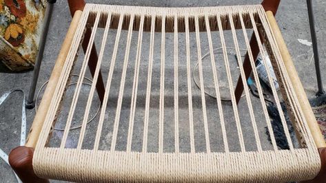 How To Replace A Woven Seat With Danish Cord - Lazy Guy DIY Weaving Chair Seat Diy, Chair Weaving Diy, Diy Rattan Chair, Rope Chair Seat, Rope Chair Diy, Diy Woven Bench, Weaving Chair, Deck Fencing, Chair Weaving