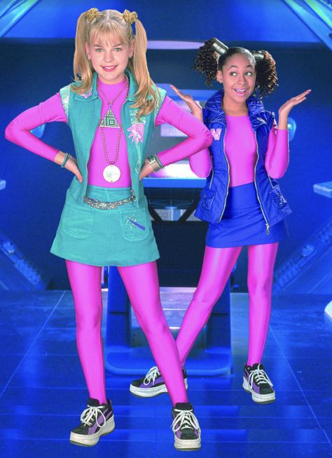 Zenon Kar (played by Kirsten Storms) and Nebula Wade (played by Raven Symoné) in Disney Channel's Original Movie "Zenon: Girl of the 21st Century" Zenon Halloween Costume, 90s Disney Channel Outfits, Xenon Girl Of The 21st Century, Disney Channel Early 2000s, Xenon Halloween Costume, Zenon Inspired Outfits, Iconic Disney Channel Outfits, Disney Channel Original Movie Costumes, 2000 Disney Channel Aesthetic