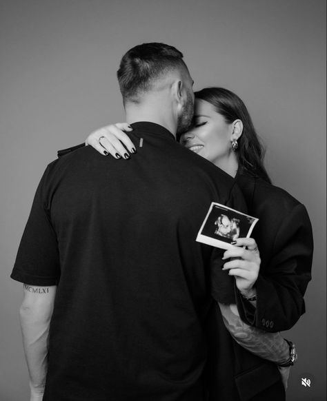 Pragnent Photography Ideas Home, Maternity Photography With Props, Sneak Peak Instagram Story, Black And White Pregnancy Announcement, Pregnancy Photos Black And White, Baby Announcing Ideas Photoshoot, Simple Elegant Maternity Shoot, Pregnancy Photos Month By Month, Baby Sonogram Pictures