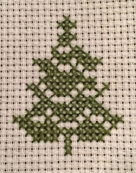 Eia Quilt: Small Christmas embroidery Christmas Cross Stitch Patterns Free, Bordados Tambour, Stocking Ideas, Cross Christmas Tree, Cross Stitch Beginner, Xmas Tags, Xmas Cross Stitch, Winter Cross Stitch, Cross Stitch Christmas Ornaments