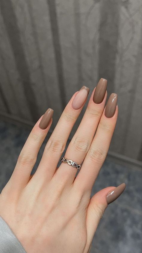 Check more at https://lizy.in/1628-2/ Hello Nails, Smink Inspiration, Simple Gel Nails, Casual Nails, Blush Nails, Makijaż Smokey Eye, Brown Nails, Minimalist Nails, Classy Nails