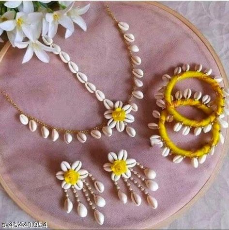 Flower Jewellery For Haldi, Flower Jewellery For Mehndi, Flower Jewelry Designs, Wedding Flower Jewelry, Diy Fabric Jewellery, Mehndi Decor, Wedding Crafts Diy, Fancy Jewellery Designs, Indian Jewellery Design Earrings