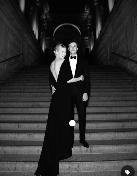 Couple Dressed Up Classy, Black Gown Engagement Photos, Backless Dress Pose Couple, Fancy Couples Photoshoot Poses, Couples Fancy Photoshoot, Gala Couple Pictures, Elegant Pre Wedding Photoshoot, Couple Photoshoot Fancy, Couple Poses Fancy Dress