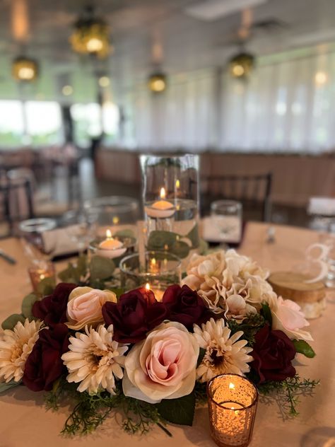 Maroon And Gold Wedding Centerpieces, Centerpieces Wedding Candles And Flowers, Burgundy Winter Wedding Centerpieces, Burgundy Champagne Wedding Centerpieces, Burgandy Wedding Centerpieces, Simple Wedding Centerpieces Burgundy, Cabernet Wedding Centerpieces, Floating Candle Table Decor, Red Floral Centerpieces Wedding