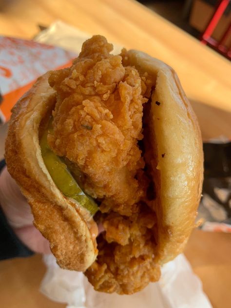 This Popeyes chicken sandwich hits different #food #meal #foods #healthyfood #keto Pop Eyes Chicken Sandwich, Popeyes Aesthetic, Popeyes Food, Popeyes Chicken Sandwich Recipe, Popeyes Chicken Sandwich, Chicken Sandwhich, Chicken Sandwich Recipe, Popeyes Chicken, Spicy Chicken Sandwiches