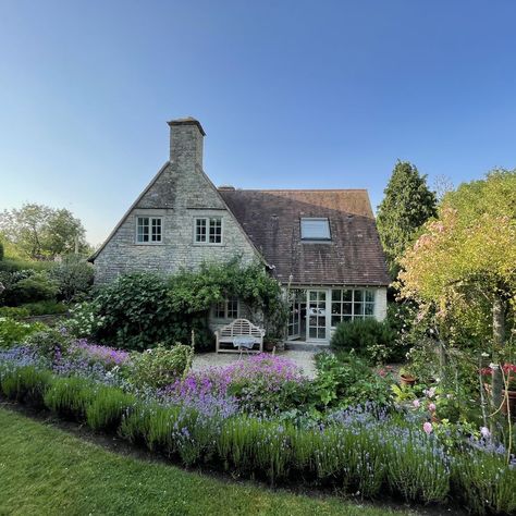 Farm Home Aesthetic, Cozy Farm Home, Cozy Cottage Exterior, English Countryside Cottage, Cotswold House, Cotswold Stone, Cotswold Cottage, Cotswolds Cottage, Cottage Farmhouse Decor