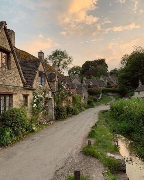 England Aesthetic, England Countryside, Cottage Aesthetic, Dream Cottage, Countryside House, British Countryside, Photo Vintage, The Cottage, English Countryside