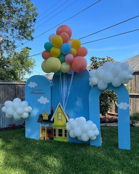 Up Movie Balloon Decorations, Up Party Decorations Pixar, Up Movie Centerpiece, Up Movie Backdrop, Up Disney Birthday Party, Up 2nd Birthday Party, Disney Up Decor, Up Bday Theme, Up Inspired Birthday Party