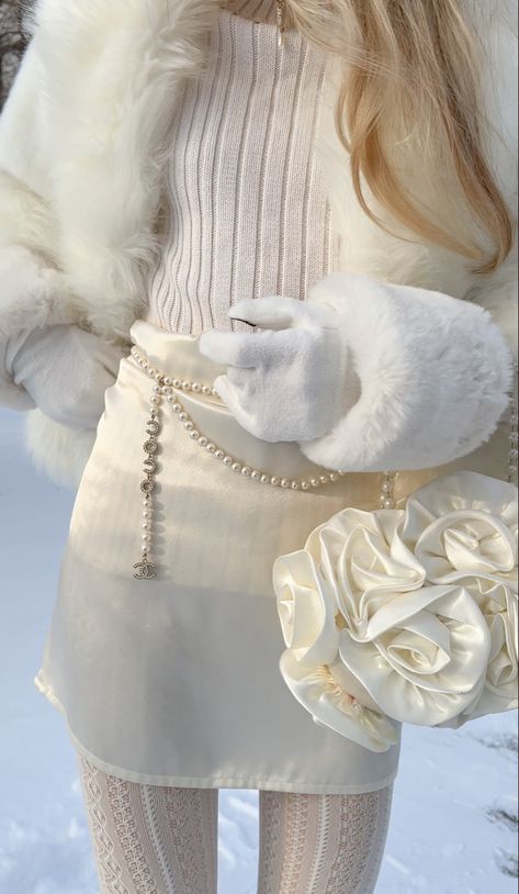 White Christmas Fashion, White Christmas Outfit Ideas, Outfits With Fur, White Winter Outfits, White Christmas Outfit, Winter Ashby, Winter Outfits Aesthetic, Snow Angel, White Fur