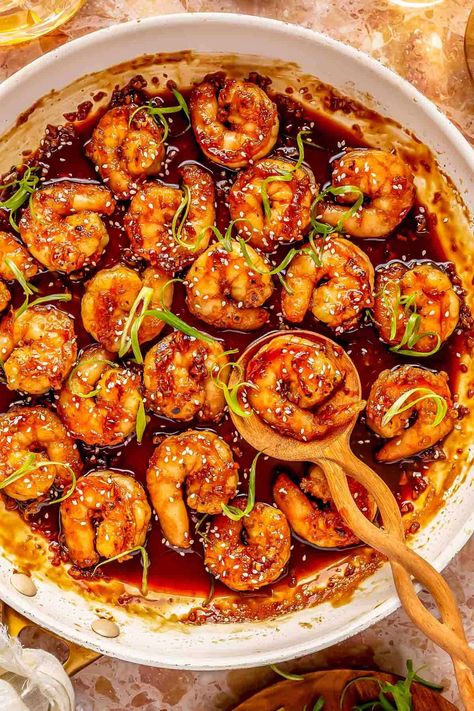 This honey garlic shrimp with a sticky, savory-sweet sauce comes together in less than 20 minutes making it the perfect dinner recipe! Honey Garlic Ginger Shrimp, Stir Fry Sauce For Shrimp, Shrimp Teriyaki Recipes, Asian Garlic Shrimp, Asian Sauce For Shrimp, Shrimp Bowl Recipe Asian, Mongolian Shrimp Recipes, Sweet And Spicy Garlic Shrimp, Asian Shrimp Marinade