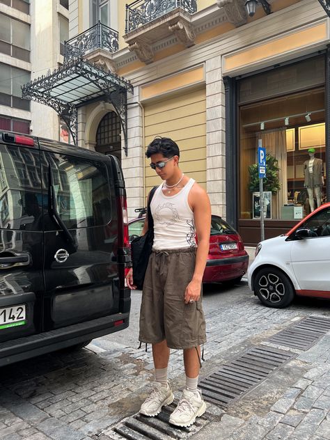 Men Baggy Shorts Outfit, Y2k Shorts Outfit Men, Baggy Cargo Shorts Outfit Men, Long Shorts Outfits Men, Y2k Shorts Men, Baggy Shorts Outfit Men, Cargo Shorts Aesthetic, Baggy Shorts Outfit Street Styles, Big Shorts Outfit