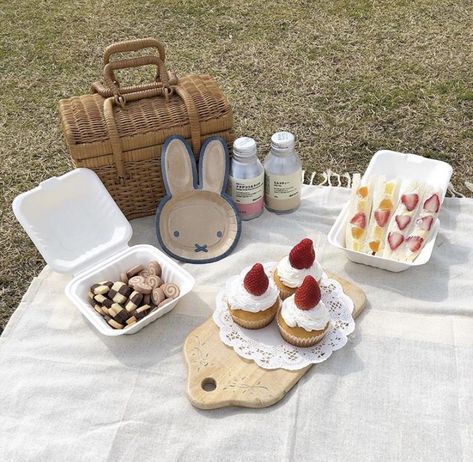 Picnic Picture Ideas, Picnic Nature, Picnic Photography, Aesthetic Summer Vibes, Spring Picnic, Picnic Inspiration, Korean Japanese, Picnic Date, Picnic Food