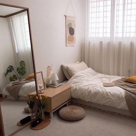 Bed In Corner Of Room Against Wall Ideas, Sunrise Bedroom, Cozy Small Bedrooms, Small Apartment Bedrooms, Hiasan Bilik Tidur, Dekorasi Kamar Tidur, Small Bedroom Decor, Small Room Design, Redecorate Bedroom