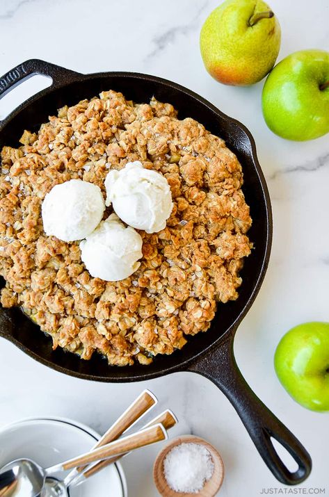 This easy Thanksgiving dessert stars diced apples and pears, and the best cinnamon-oat crisp to ever hit your lips. Best of all, this Easy Apple and Pear Crisp can be baked in a skillet, pie plate or baking dish. justataste.com #thanksgivingdessert #applecrisp #pearrecipes #peardessertrecipes #justatasterecipes Apple Crisps Recipe, Pear Crisp Recipe, Apple Pear Crisp, Festive Dessert Recipes, Pear Dessert Recipes, Crisps Recipe, Apple Crisps, Pear Crisp, Cheddar Mac And Cheese