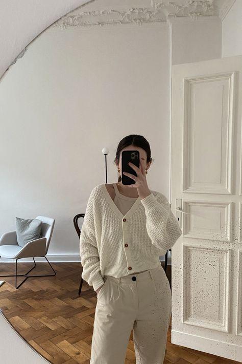 Cream Knitted Cardigan Outfit, Beige And Cream Outfits, White Cardigan Sweater Outfit, All White And Cream Outfit, Knitted Cardigan Outfit Aesthetic, How To Style White Cardigan, Neutral Color Outfits Aesthetic, Outfit With White Cardigan, Scandi Aesthetic Outfit