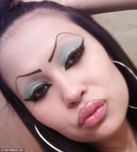 Eyebrow Fails, Funny Eyebrows, Rosa Make-up, Bad Eyebrows, Y2k Makeup, Makeup Fails, Bad Makeup, Makeup Humor, Basic Makeup