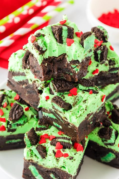 Green Colored Desserts, Green Christmas Desserts, Grinch Brownies Recipe, Roast Beast Grinch Recipe, Grinch Desserts Ideas, Grinch Themed Desserts, Grinch Christmas Desserts, Christmas Desserts Grinch, Grinch Dessert Ideas