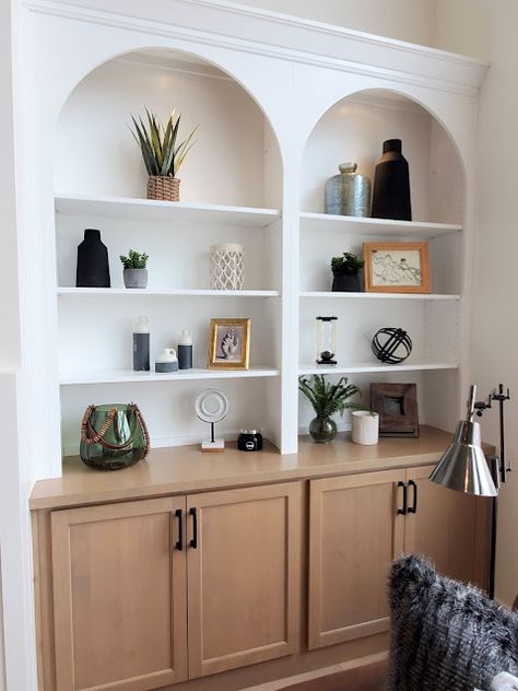 Shelf Styling Ideas, Built In Shelves Living Room, Living Room Built Ins, Decorating Bookshelves, Apartment Decoration, Parade Of Homes, Bookshelf Decor, Shelf Styling, Room Remodeling