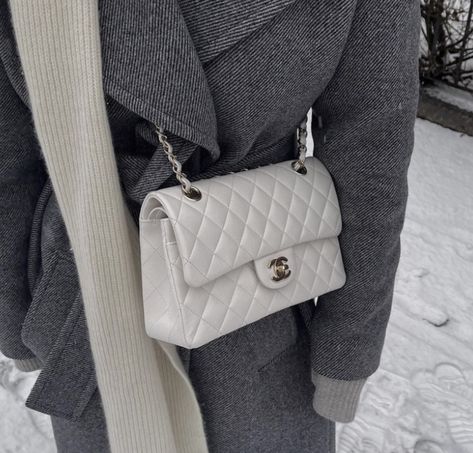 @beatriceforsell / outfit / winter / neutral / minimal / grey / white / Chanel classic flap White Classic Flap Chanel, White Chanel Classic Flap Outfit, Chanel Grey Bag, Chanel Classic Flap Outfit, White Chanel Bag Outfit, Chanel Classic Flap Bag Outfit, Chanel White Bag, Chanel Bag Aesthetic, White Bag Outfit