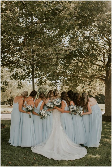 Capture the magic of your wedding day with these stunning bridesmaid photo ideas that celebrate friendship and the beauty of the bridal party. From candid shots to elegant portraits, we've got you covered! 🌟 Bride With Bridesmaids Poses, Wedding Party Photos Bridesmaid, Pictures Of Bridesmaids, Wedding Pics With Friends, Cute Wedding Photos Bridesmaids, Wedding Portraits Bridesmaids, Bridal Entourage Photoshoot Ideas, Made Of Honor And Bride Pictures, Bridesmaid Party Photos