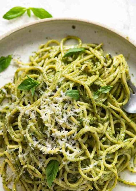 Pasta With Pesto, Pesto Sauce Recipe, Homemade Pesto Recipe, Resep Pasta, Pasta Al Pesto, Pesto Pasta Recipes, Recipetin Eats, Bacon Pasta, How To Make Pesto