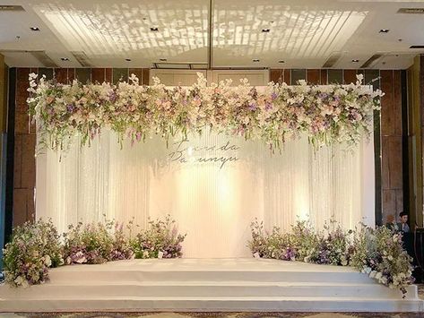 Indian Wedding Stage, Engagement Stage Decoration, Reception Stage Decor, Wedding Stage Decor, Reception Backdrop, Wedding Flower Design, Wedding Reception Backdrop, Wedding Stage Design, Classic Wedding Decorations