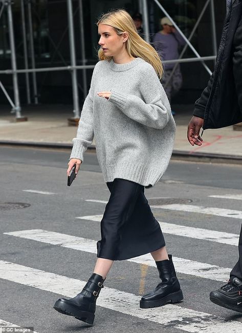 Meeting The Parents Outfit, Boots Outfit Casual, Combat Boots Look, Romantic Lace Blouse, Long Boots Outfit, Women Boots Outfit, Combat Boot Outfits, Uniqlo Style, Emma Roberts Style