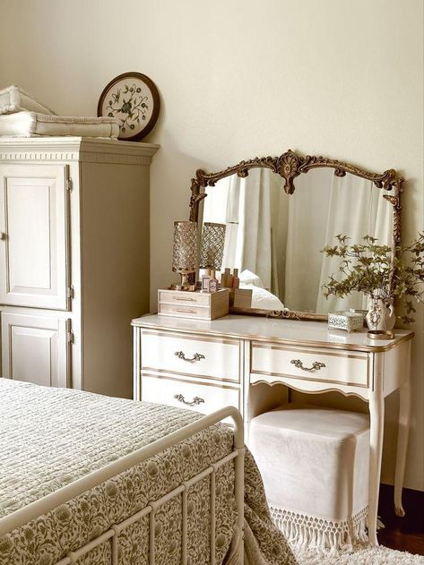 Looking to transform your space? Check out these stunning bedroom decor ideas that will elevate your room to the next level. From cozy and chic to modern and minimalist, find inspiration for your perfect bedroom oasis. Modern Vintage Home Decor Bedroom, French Bedroom Inspirations, Antique Home Aesthetic, Room Inspiration Aesthetic Vintage, Aesthetic Vintage Room Ideas, Room Inspo Aesthetic Vintage, Aesthetic Vintage Bedroom Ideas, French Style Bedroom Vintage, French Room Aesthetic