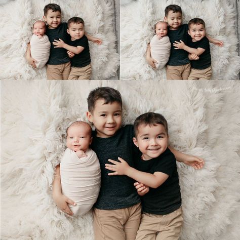 Newborn Brothers Photography, 3 Brothers Newborn Pictures, Family Pics With Newborn Older Siblings, 3 Sibling Newborn Pictures, Infant And Sibling Photo Ideas, Sibling Meeting Newborn, Diy Newborn Pictures With Sibling, Newborn Photo Poses With Siblings, Newborn Pic With Siblings