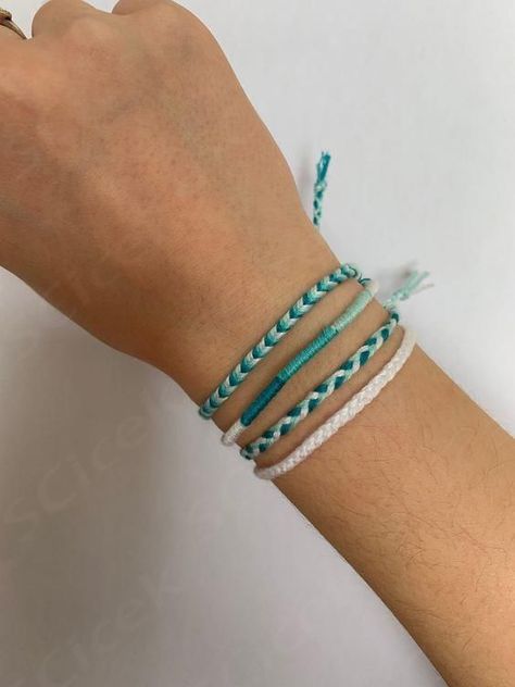 Cute Simple Friendship Bracelets, Layered Friendship Bracelets, Ankle Bracelet Ideas, Dainty Friendship Bracelets, Friendship Bracelet Sets, Friendship Bracelet Set, Neutral Friendship Bracelets, Small Friendship Bracelets, Friendship Bracelets On Wrist