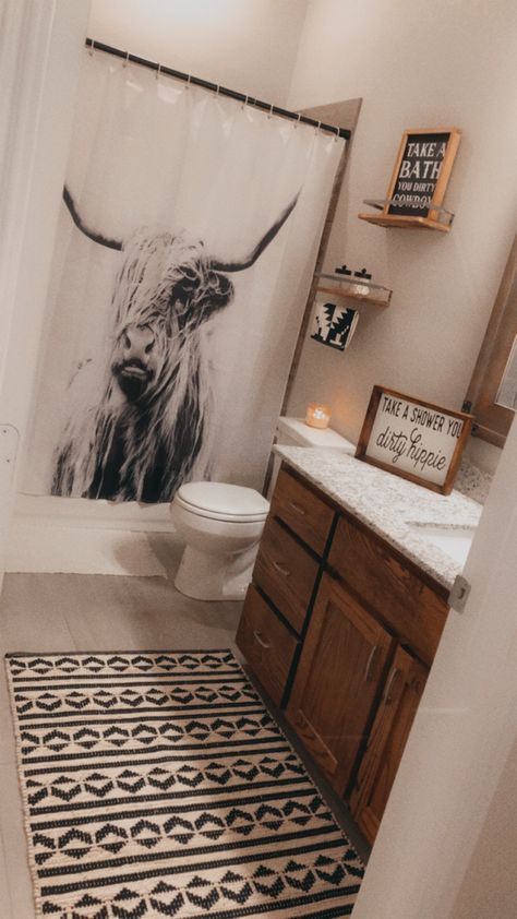 Gray Western Bathroom, Bathroom Decor Country Style, Country Farmhouse Bathroom Rugs, Cow Shower Curtain Bathroom, Western Chic Bathroom Ideas, Western Themed Apartment, Western Boho Living Room Ideas, Cow Themed Bathroom Ideas, Dark Western Bathroom