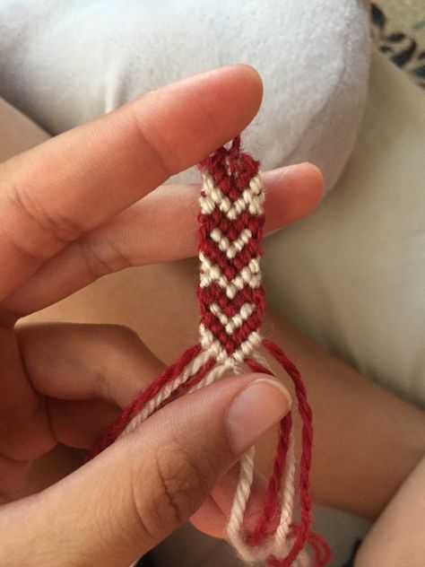 Autumn Bracelet Pattern, Yarn Friendship Bracelets, Heart Friendship Bracelet, Brazilian Bracelet, Chevron Friendship Bracelets, String Bracelet Patterns, Ankle Bracelets Diy, Friendship Bracelet Patterns Easy, Yarn Bracelets