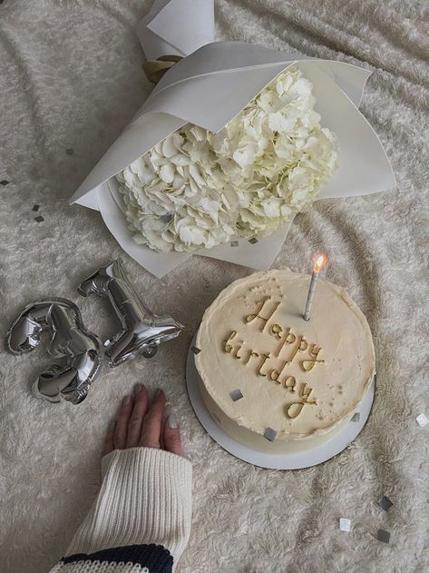 31 Bday Ideas, 31 Bday Cake, Business Celebration Photoshoot, Vogue Birthday Party, Happy Birthday 31, Happy Birthday To Me Aesthetic, 31 Birthday, Happy 31 Birthday, Birthday Details